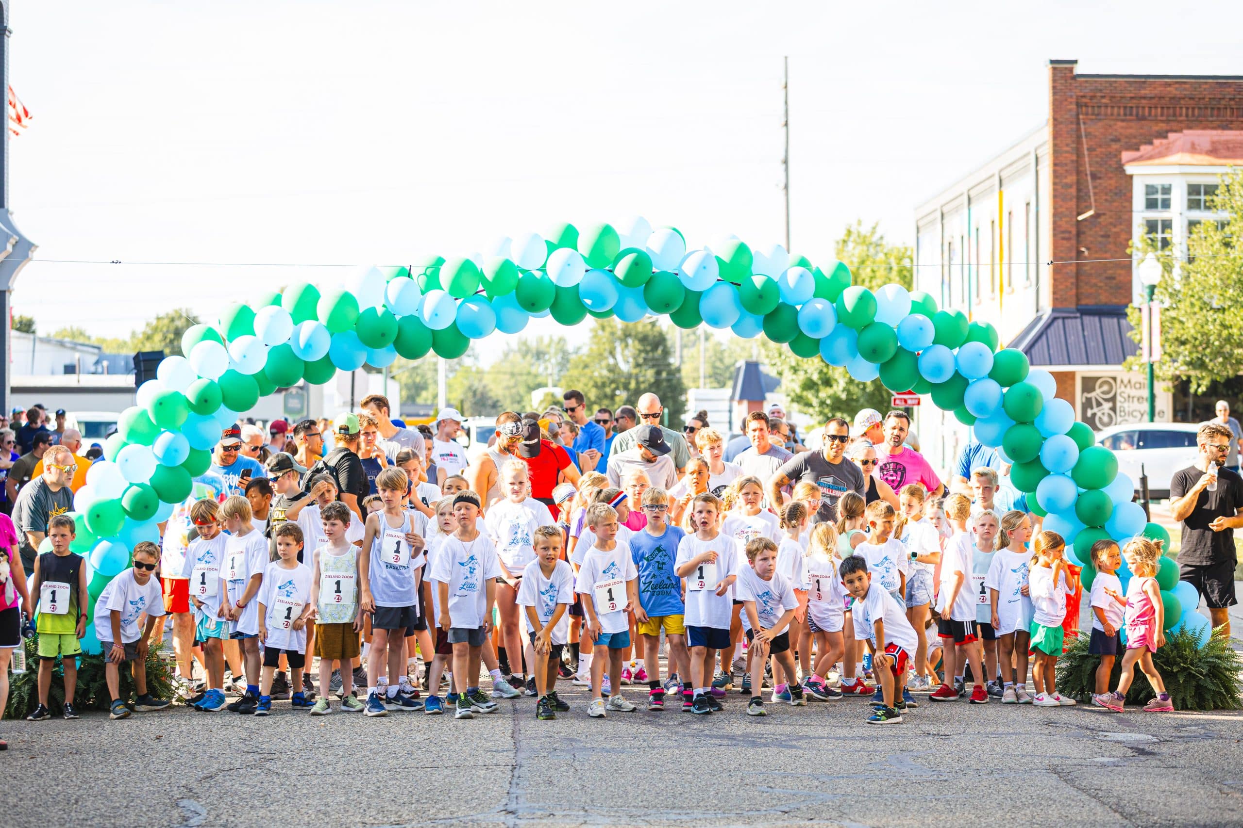 Kids lined up for race under balloon arch